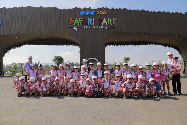 Khách du lịch chen nhau mua vé vào FLC Zoo Safari dịp 30/4 ảnh 10